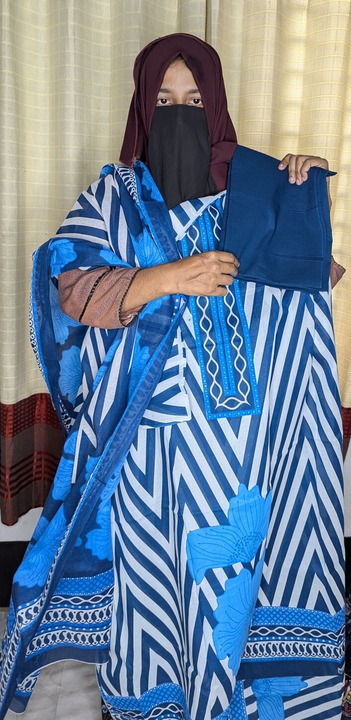ফ্যাশনেবল নীল-সাদা স্ট্রাইপড পোশাক, সাথে নজরকাড়া ফুলের ডিজাইন